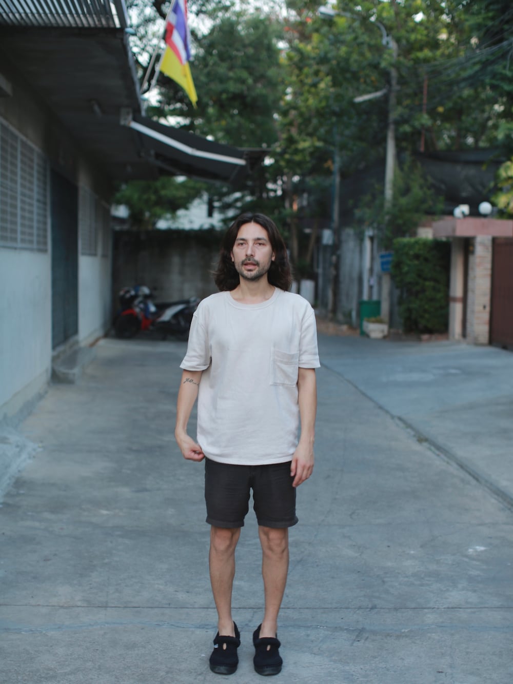 「summer style」｜「ZARA MANのアイテム（Tシャツ/カットソー、ベージュ系）」を使った、ミカエルさん（メンズ・177cm）の春コーディネートの1枚目の写真