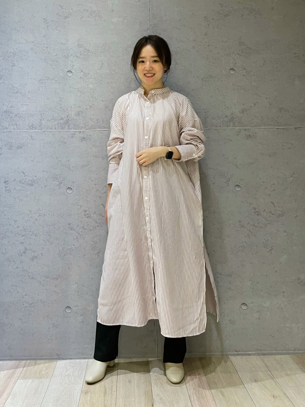 「オトナカジュアル、ストライプワンピース、バンドカラーワンピース、バンドカラー、スリットパンツ、ストレッチブーツ、リラックススタイル」｜「LEPSIMのアソートシャツワンピース　947755（シャツワンピース、ブラウン系）」を使った、hiroさん（レディース・157cm）の秋コーディネートの1枚目の写真