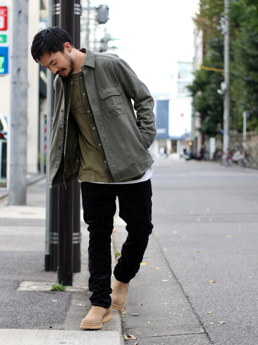 「nonnative、レイヤードスタイル、コーデュロイパンツ、ブーツ、プリントT、vendor、vendor nagoya」｜「nonnativeのアイテム（シャツ/ブラウス、グリーン系）」を使った、KEISUKEさん（メンズ・173cm）の秋コーディネートの1枚目の写真