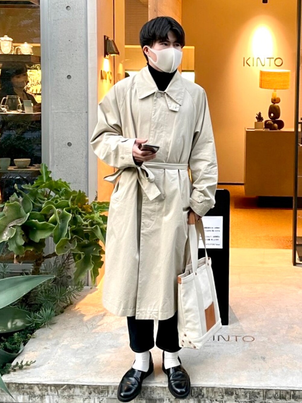 「休日スタイル、大人カジュアル、冬コーデ、シンプルコーデ、黒、デニムパンツ、ユニクロ、革靴、ootd、outfit、ニット/セーター」｜「Hender Schemeのcampus tote big（トートバッグ、ベージュ系）」を使った、iwさん（メンズ・172cm）の冬コーディネートの1枚目の写真