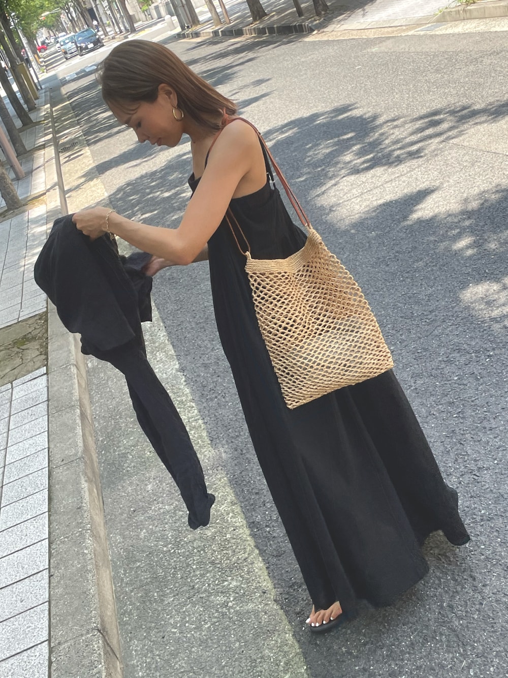 「キャミワンピ、ulu、夏コーデ、ワンピース、オトナカジュアル、ワンピーススタイル、SALEで買いました、メッシュバッグ、ブラック」｜「uluのアイテム（ワンピース、ブラック系）」を使った、maiさん（レディース・165cm）の夏コーディネートの1枚目の写真