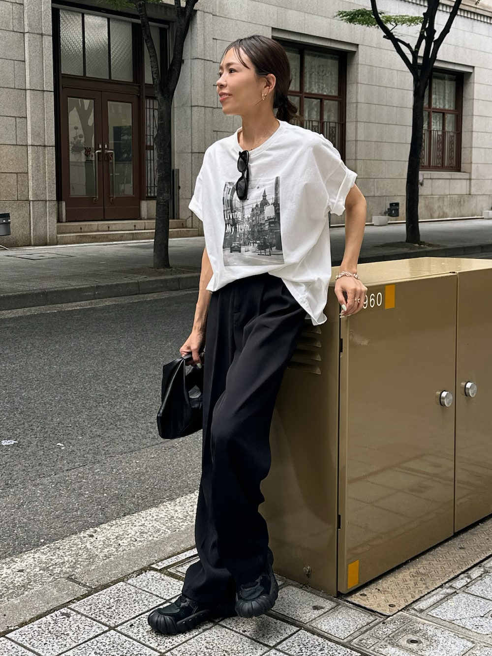 「モノトーン、プリントT、パンツスタイル、ulu、春夏コーデ、大人カジュアル、白Tシャツ、シンプルカジュアル、スニーカーコーデ」｜「uluのアイテム（Tシャツ/カットソー、ホワイト系）」を使った、maiさん（骨格ナチュラル・レディース・165cm）の夏コーディネートの1枚目の写真