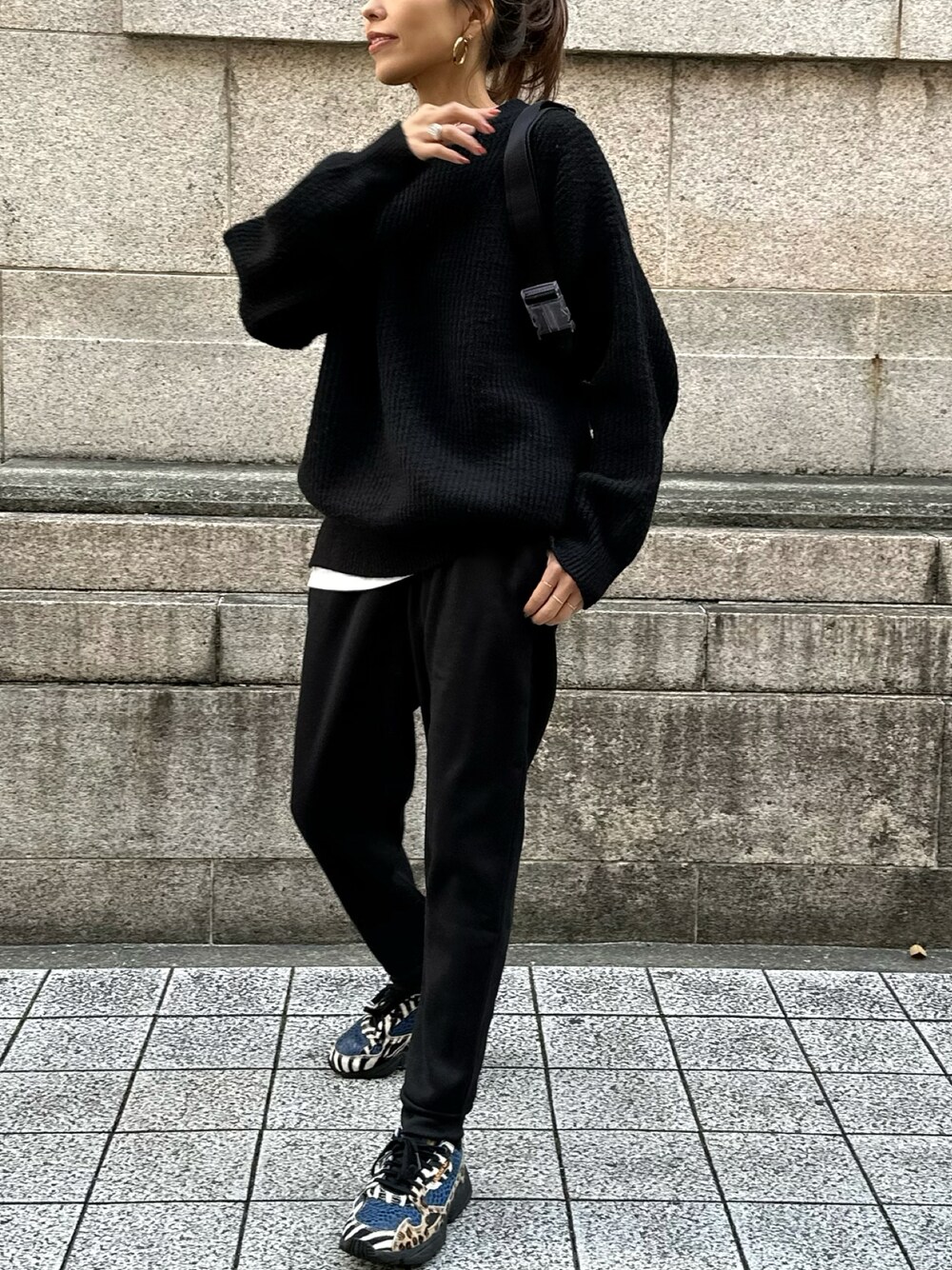 「ブラック、ニット、スウェットパンツ、ラクチンコーデ、カジュアルコーデ、スニーカーコーデ、ulu」｜「uluのRound neck knit pullover（ニット/セーター、ブラック系）」を使った、maiさん（骨格ナチュラル・レディース・165cm）の冬コーディネートの1枚目の写真