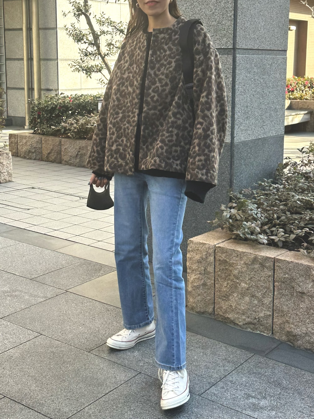 「リーバイス、デニム、Levi's、PR、リーバイス23ss、デニムパンツ、レオパード、ノーカラージャケット、大人カジュアル、converse」｜「Levi'sのLevi's/リーバイス 70S HIGH ハイウエスト フレア デニム ライトインディゴ WORN IN（デニムパンツ、ブルー系）」を使った、maiさん（骨格ナチュラル・レディース・165cm）の冬コーディネートの1枚目の写真