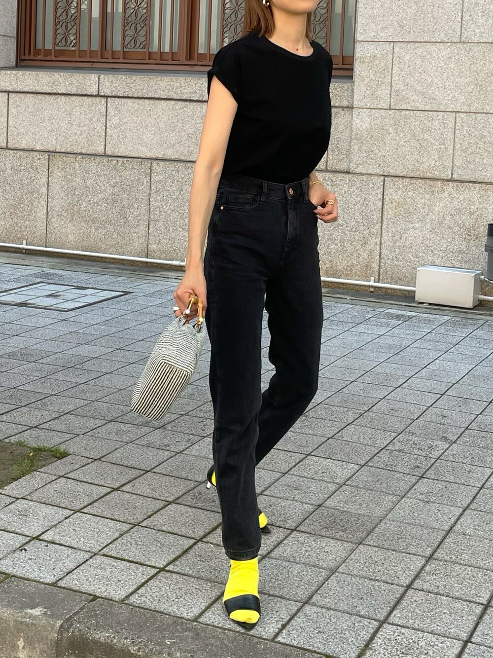 「ブラック、黒、黒デニム、ulu、ZARA、ネオンカラー、差し色、パンツスタイル、大人カジュアル、シンプル」｜「uluのアイテム（Tシャツ/カットソー、ブラック系）」を使った、maiさん（レディース・165cm）の春コーディネートの1枚目の写真