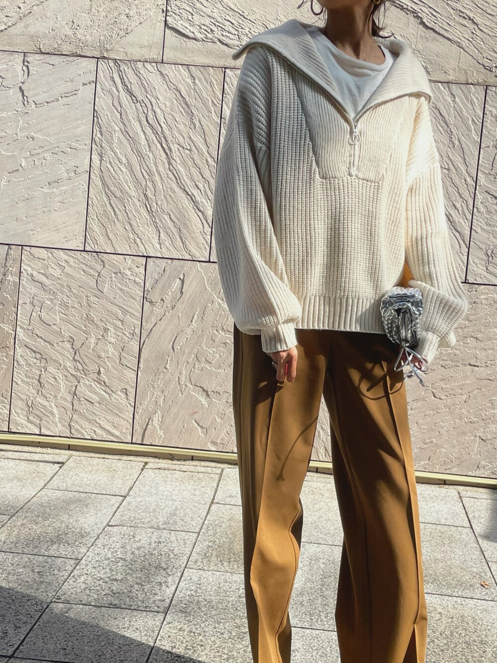 「パンツスタイル、ZIPニット、ニット、秋服、ニット/セーター」｜「uluのアイテム（ニット/セーター、ホワイト系）」を使った、maiさん（レディース・165cm）の秋コーディネートの1枚目の写真
