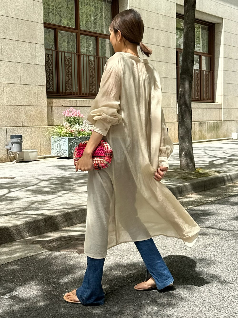 「シャツワンピ、ulu、シアー、シアーシャツ、ロングシャツ、春コーデ、レイヤードスタイル、大人カジュアル、シンプルコーデ」｜「uluのアイテム（シャツワンピース、ベージュ系）」を使った、maiさん（骨格ナチュラル・レディース・165cm）の春コーディネートの1枚目の写真