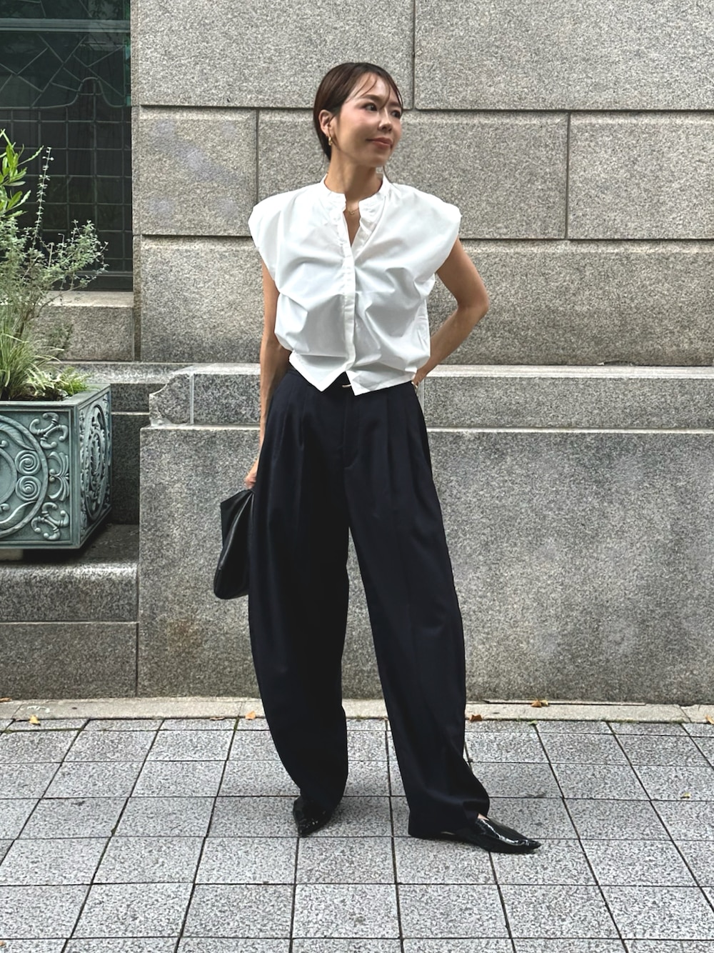 6（ロク）の「＜6(ROKU)＞タック パンツ ネイビー（スラックス）」 - WEAR