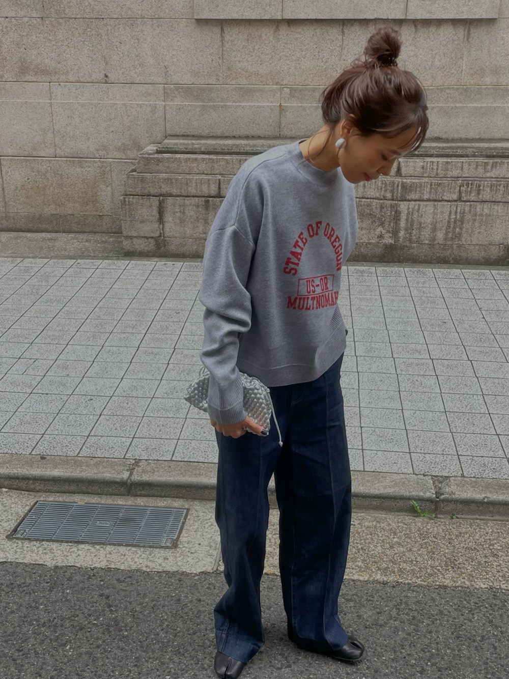「スウェット、デニム、ワイドパンツ、ulu、ニットスウェット、大人カジュアル、秋のコーデ、お団子ヘアー、オトナ女子」｜「uluのアイテム（スウェット、グレー系）」を使った、maiさん（骨格ナチュラル・レディース・165cm）の秋コーディネートの1枚目の写真