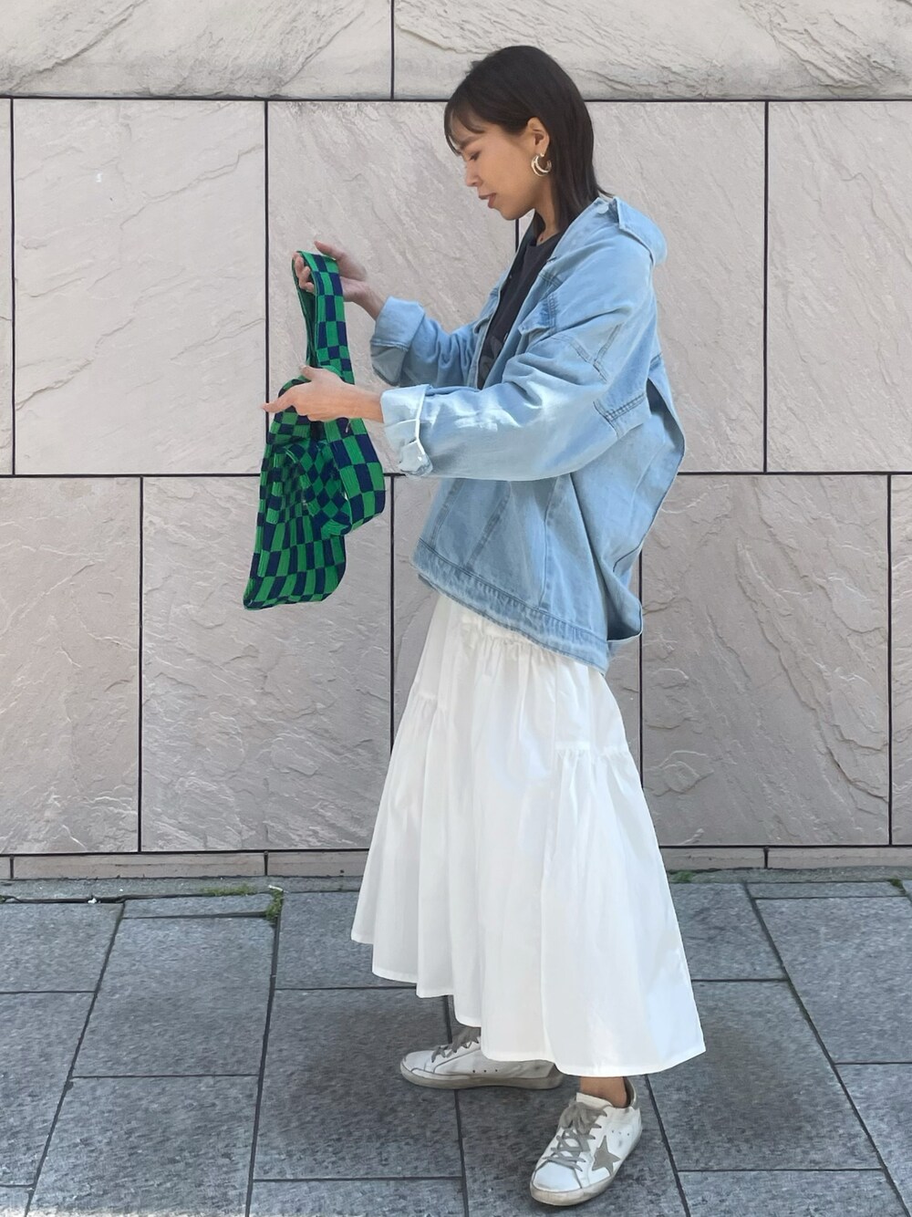 「春先取り、Gジャン、デニムジャケット、春コーデ、スカート、フレアスカート、ulu、大人カジュアル、大人ガーリー」｜「uluのアイテム（デニムジャケット、ブルー系）」を使った、maiさん（レディース・165cm）の冬コーディネートの1枚目の写真
