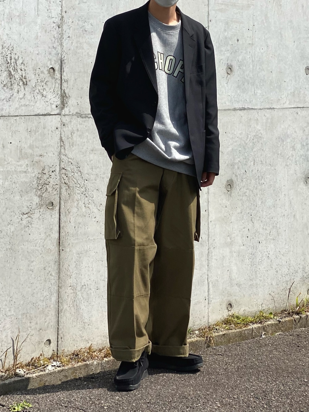 「きれいめカジュアル、ゆるコーデ、ootd、黒、ジャケット、オーバーサイズ」｜「is-nessのアイテム（スウェット、グレー系）」を使った、ryuさん（メンズ・173cm）の春コーディネートの1枚目の写真