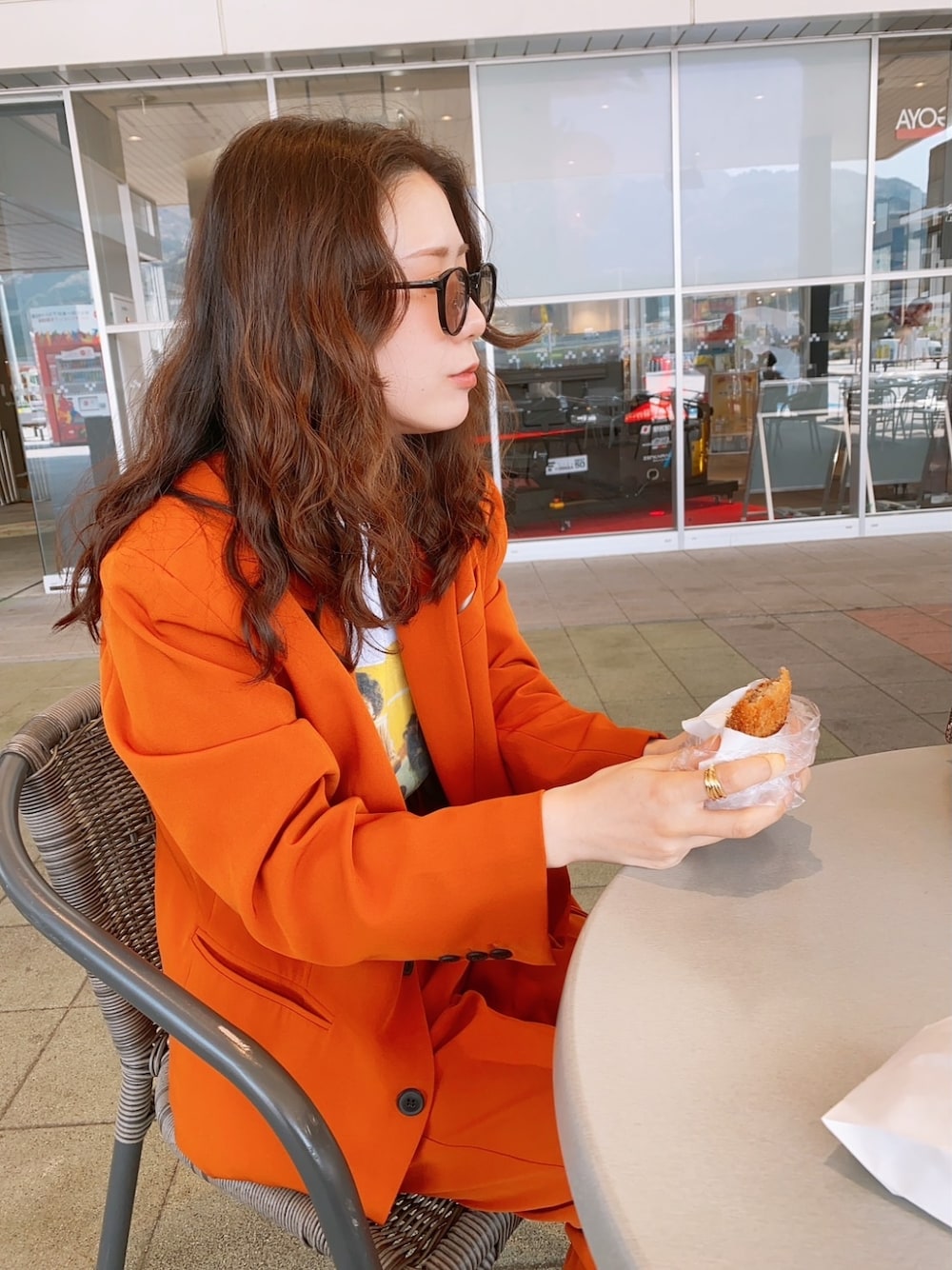 「オトナカジュアル、セットアップ、春コーデ、休日コーデ、骨格ウェーブ、大人コーデ、パンツコーデ」｜「Chillfarのテーラードジャケット（テーラードジャケット、オレンジ系）」を使った、aynさん（骨格ウェーブ・レディース・160cm）の春コーディネートの1枚目の写真
