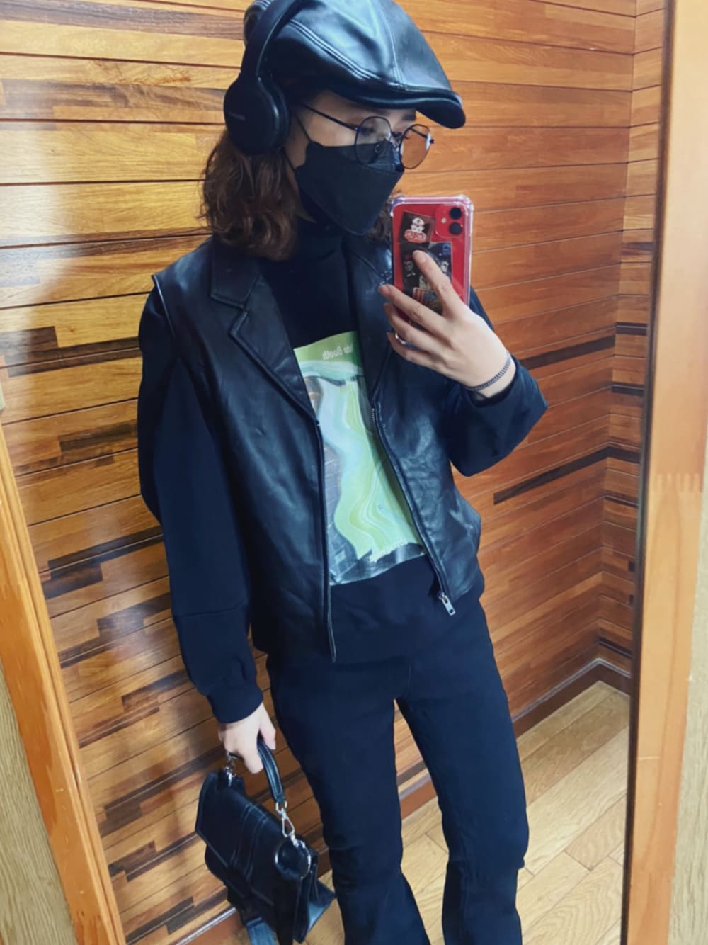 「オールブラック、秋のコーデ、ootd、休日コーデ、フレアパンツ、ハンチング、古着、古着MIX」｜「DIESELのアイテム（ハンドバッグ、ブラック系）」を使った、aynさん（レディース・160cm）の秋コーディネートの1枚目の写真