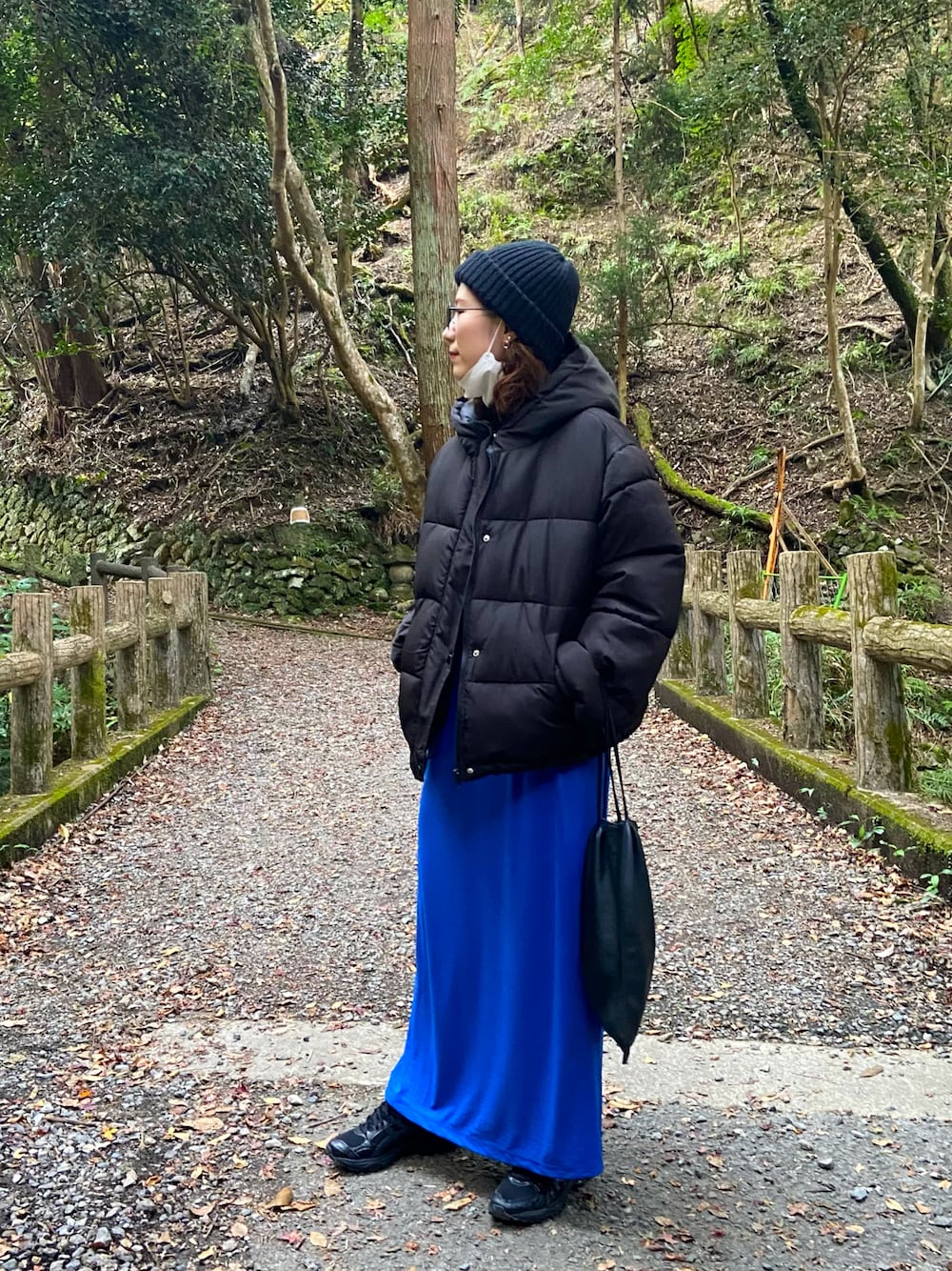 「秋コーデ、ダウンジャケット、ワンピース、ニット帽、大人カジュアル、asics、大人コーデ、ootd」｜「CIAOPANICのカットキャミワンピース（ワンピース、ブルー系）」を使った、aynさん（レディース・160cm）の秋コーディネートの1枚目の写真