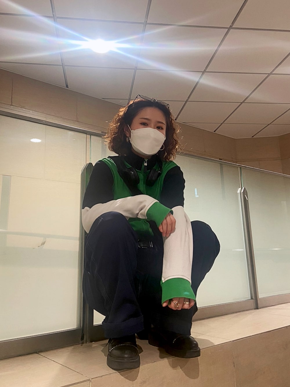 「古着、古着MIX、トラックジャケット、モノトーン、ジャージ、ootd、パンツスタイル、グリーン」｜「SHAGGIEのカラーステッチカーゴパンツ（カーゴパンツ、ブルー系）」を使った、aynさん（レディース・160cm）の春コーディネートの1枚目の写真