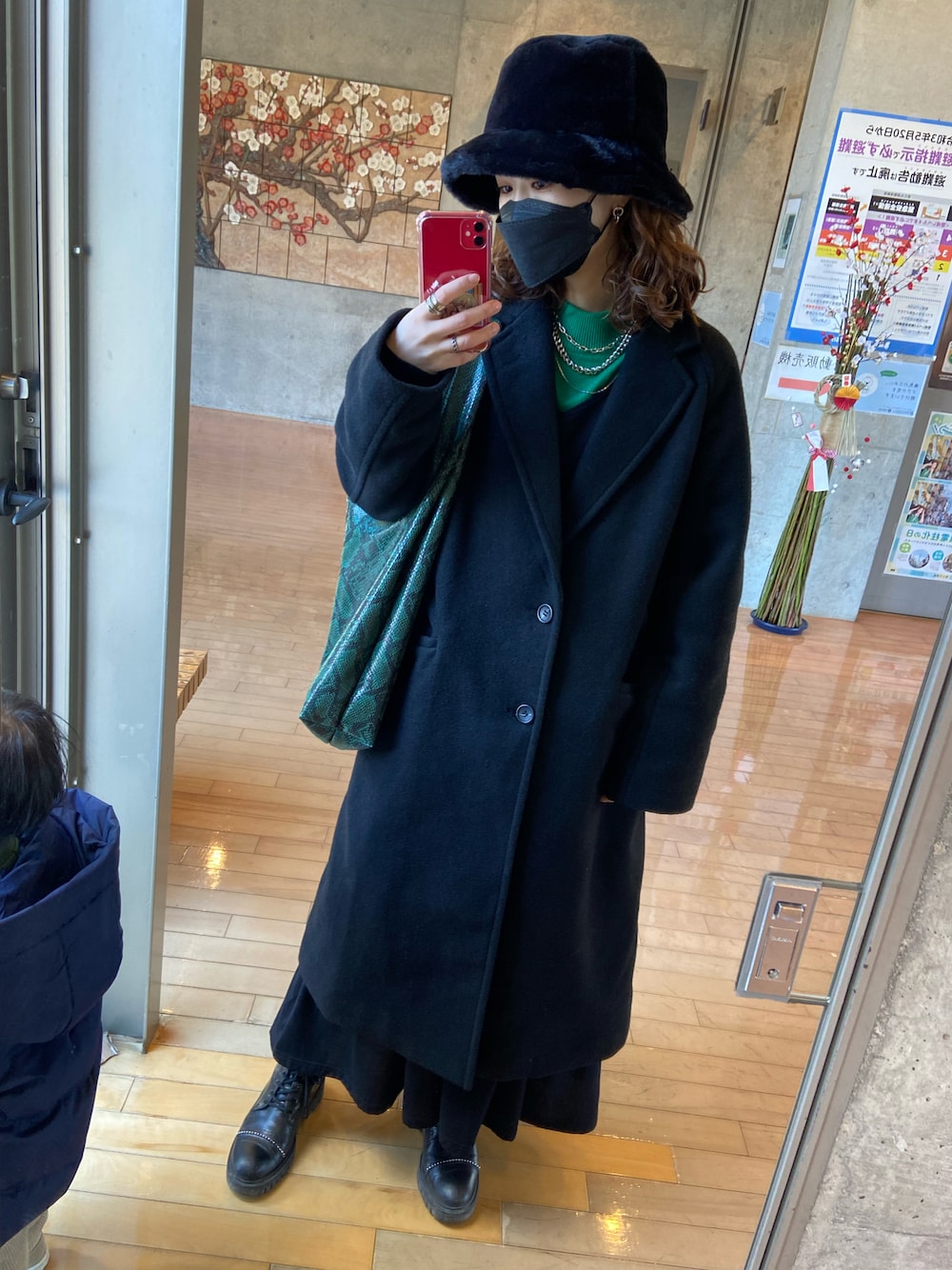 「オールブラック、グリーン、冬のコーデ、ootd、2022、チェスターコート、ロングコート、ファー帽子、休日スタイル」｜「Factor=のファーバケットハット（ハット、ブラック系）」を使った、aynさん（レディース・160cm）の冬コーディネートの1枚目の写真