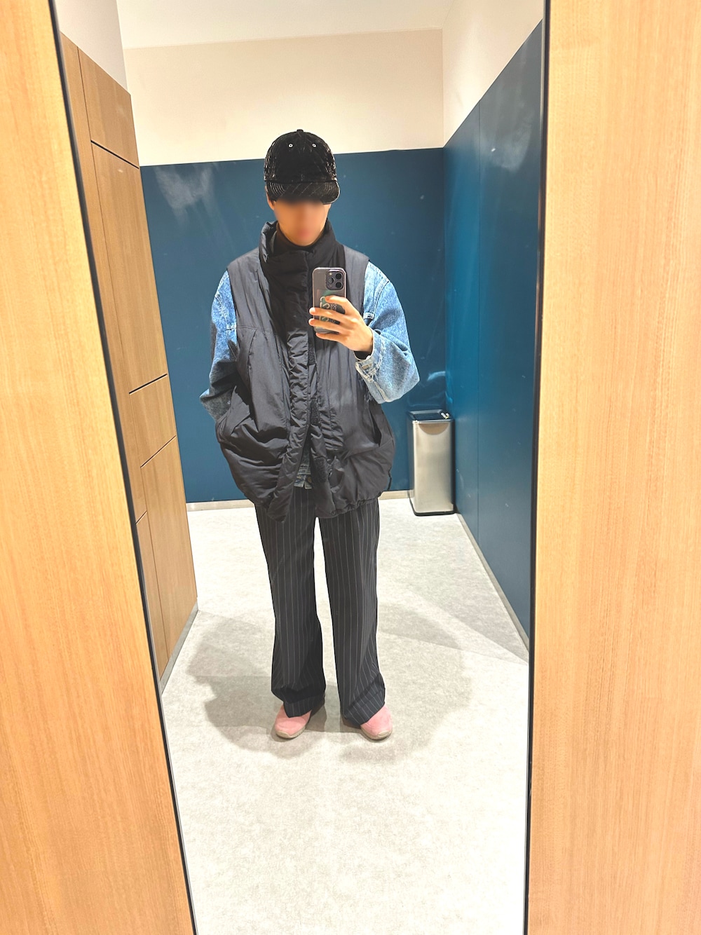 「冬アウター、ダウンベスト、黒、キャップ、ベロア、キジマタカユキ、KIJIMA TAKAYUKI、ソエルテ、Levi's、アシックス、asics、ゲルライト3、別注、フリークスストア、プリマロフト」｜「KIJIMA TAKAYUKIのKIJIMA TAKAYUKI | 〈別注〉ベロア 6パネルキャップ WOMEN（キャップ、ブラウン系）」を使った、つくね［相互フォロー］さん（メンズ・178cm）の冬コーディネートの1枚目の写真