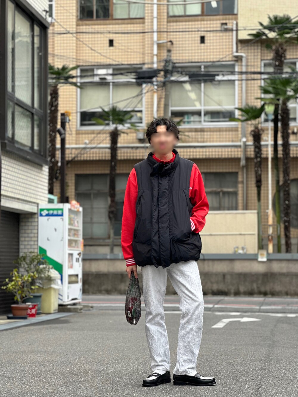 「冬コーデ、ダウンベスト、白パンツ、プリマロフト、サウスツーウエストエイト、randy、adidas originals、メッシュバッグ、ローファー、GHBASS」｜「FREAK'S STOREのPRIMALOFT VEST/プリマロフト 高機能中綿ベスト（ダウンベスト、ブラック系）」を使った、つくね［相互フォロー］さん（メンズ・178cm）の冬コーディネートの1枚目の写真