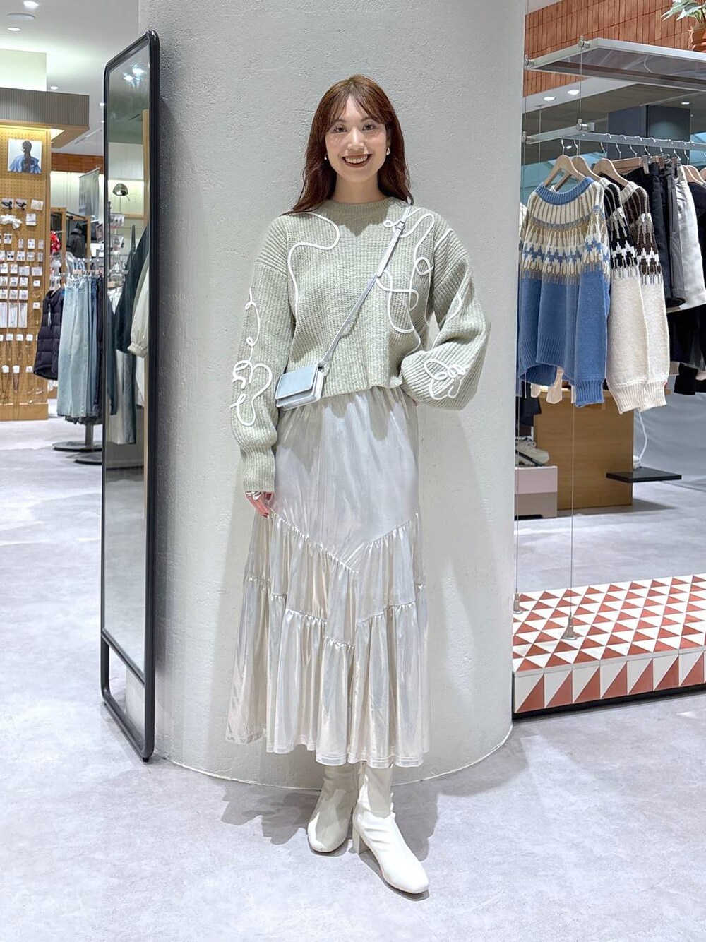 「高身長、きれいめ、体型カバー、ニット、冬コーデ、ブーツ、ショートブーツ、LOWRYS FARM、ローリーズスタイル_LOWRYS FARM、公認インフルエンサー_LOWRYS FARM、大人女子カジュアル_LOWRYS FARM、大人カジュアル、着痩せ・細見え、ロングスカート、Me%」｜「LOWRYS FARMのグリッタープリーツスカート　 139171（スカート、ホワイト系）」を使った、ゆっぽんさん（レディース・172cm）の秋コーディネートの1枚目の写真