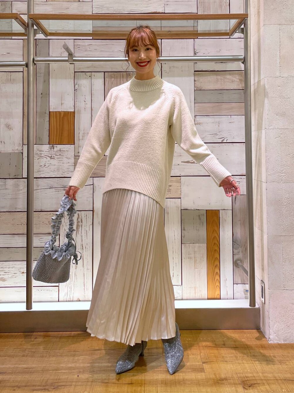 「きれいめ、体型カバー、ロングスカート、冬コーデ、ゆったり、ニット、ワントーン、ブーツ、ショートブーツ、ローリーズスタイル_LOWRYS FARM、公認インフルエンサー_LOWRYS FARM、大人女子カジュアル_LOWRYS FARM、LOWRYS FARM、どっと変わっちゃえ、ナチュラル」｜「LOWRYS FARMのモチモチハイネックプルオーバーＬＳ　968925（ニット/セーター、ホワイト系）」を使った、ゆっぽんさん（レディース・172cm）の冬コーディネートの1枚目の写真