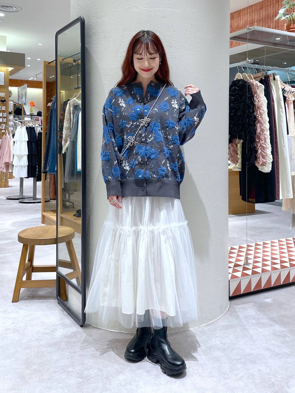 「高身長、きれいめ、体型カバー、カーディガン、秋コーデ、秋冬新作、ブーツ、ロングスカート、チュールスカート、LOWRYS FARM、ローリーズスタイル_LOWRYS FARM、公認インフルエンサー_LOWRYS FARM、大人女子カジュアル_LOWRYS FARM、Me%、モバイルグッズ_Me%」｜「Me%のオハナビーズモバイルショルダーストラップ 109516（スマホグッズ、グレー系）」を使った、ゆっぽんさん（レディース・172cm）の秋コーディネートの1枚目の写真