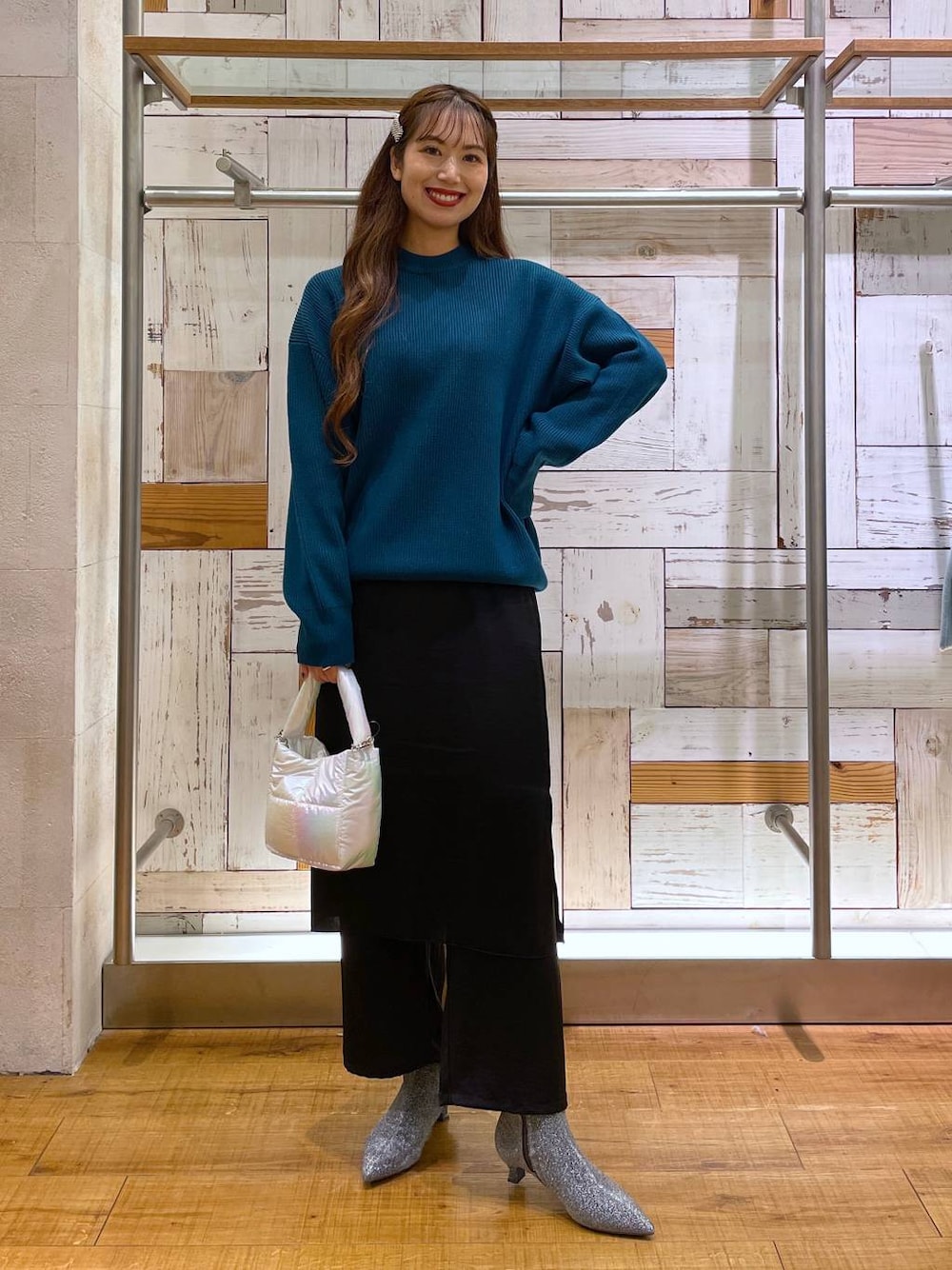 「ヘアアクセサリー、ニット、ベーシック/シンプル、楽ちんコーデ、秋コーデ、冬コーデ、ハンドバッグ、ローリーズスタイル_LOWRYS FARM、公認インフルエンサー_LOWRYS FARM、大人女子カジュアル_LOWRYS FARM、LOWRYS FARM、どっと変わっちゃえ、ショートブーツ、ブーツ、体型カバー」｜「LOWRYS FARMのポインテッドヒールブーツ　969455（ブーツ、シルバー系）」を使った、ゆっぽんさん（レディース・172cm）の秋コーディネートの1枚目の写真