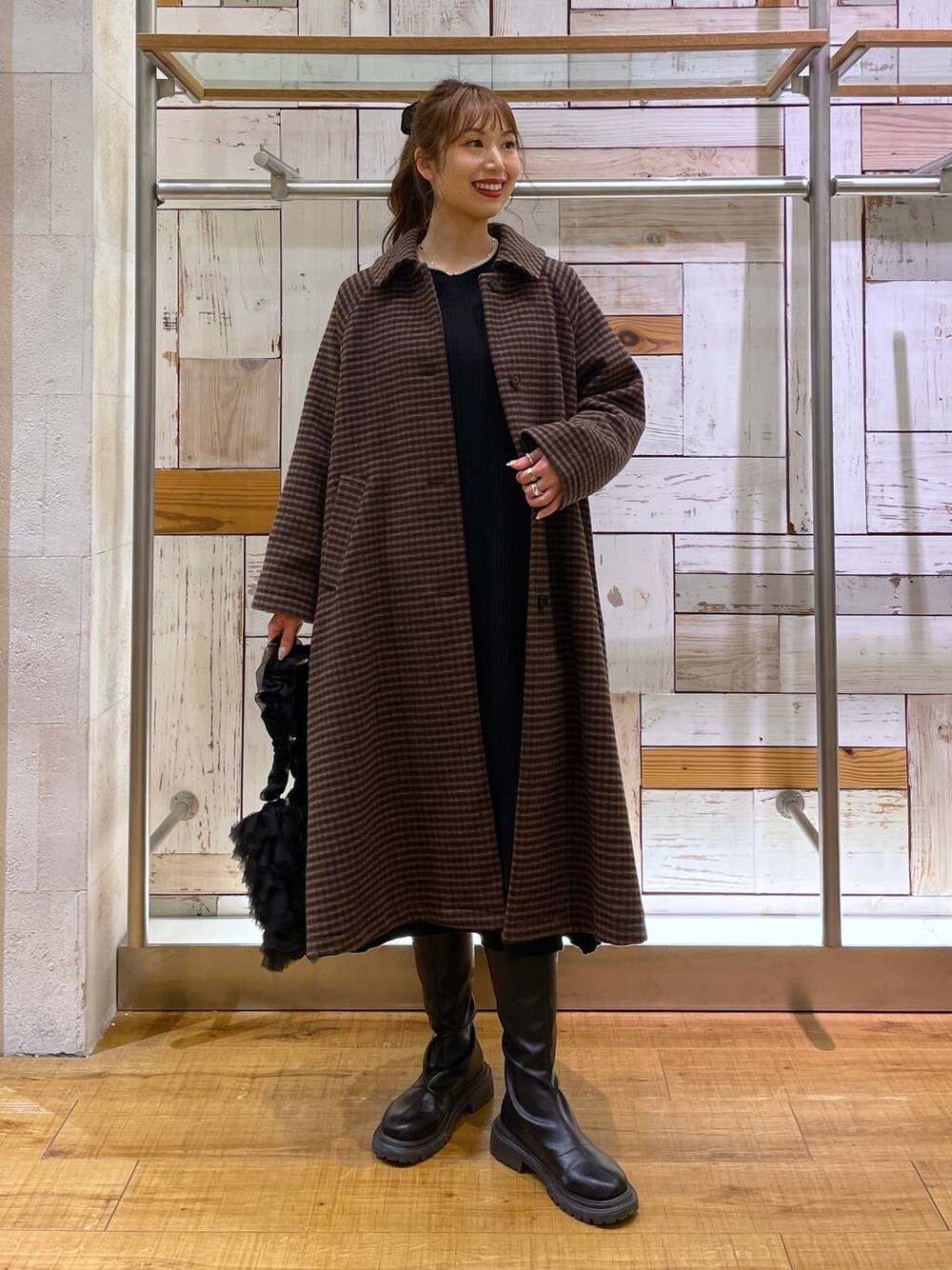 「高身長、きれいめ、ワンピース、アウター、コート、セールコーデ、ショルダーバッグ、ドットエスティセール、LOWRYS FARM、楽ちんコーデ、ゆったり、冬コーデ、ローリーズスタイル_LOWRYS FARM、公認インフルエンサー_LOWRYS FARM、大人女子カジュアル_LOWRYS FARM」｜「LOWRYS FARMのハイショクフレアニットワンピース　704534（ワンピース、ブラック系）」を使った、ゆっぽんさん（レディース・172cm）の冬コーディネートの1枚目の写真