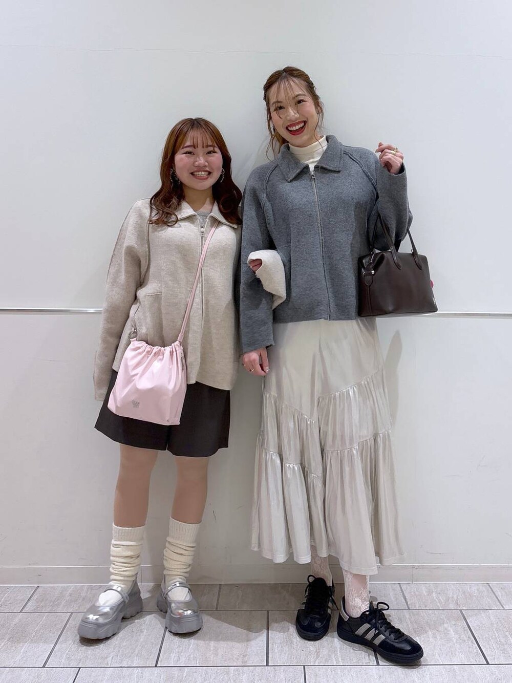 「高身長、きれいめ、体型カバー、リンクコーデ、休日コーデ、ソックス、ショルダーバッグ、ローリーズスタイル_LOWRYS FARM、公認インフルエンサー_LOWRYS FARM、大人女子カジュアル_LOWRYS FARM、ニット、ブルゾン、春コーデ、LOWRYS FARM、スニーカー」｜「LOWRYS FARMのグリッタープリーツスカート　 139171（スカート、ホワイト系）」を使った、ゆっぽんさん（レディース・172cm）の冬コーディネートの1枚目の写真
