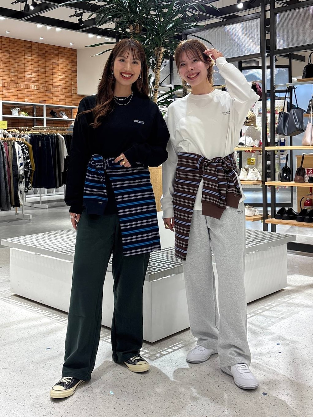 「公認インフルエンサー_LOWRYS FARM、リンクコーデ、高身長、きれいめ、体型カバー、秋コーデ、ユニセックス、ロンT、スウェットパンツ、スニーカー、メンズライク、オーバーサイズ、LOWRYS FARM、大人カジュアル、大人女子カジュアル_LOWRYS FARM」｜「LOWRYS FARMの【LFM(U)】ＣＲＥＷ　ＮＥＣＫＴ／ロングスリーブ　 581153（Tシャツ/カットソー、ホワイト系）」を使った、ゆっぽんさん（レディース・172cm）の夏コーディネートの1枚目の写真