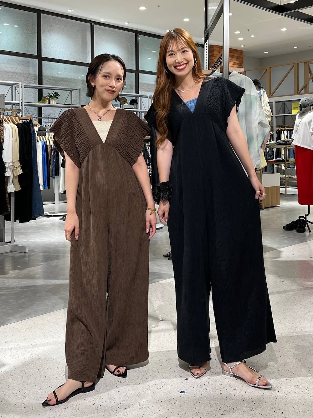 「高身長、きれいめ、体型カバー、サロペット、タンクトップ、インナー、夏コーデ、リンクコーデ、マタニティウェア、LOWRYS FARM、ゆったり、リラックス、楽ちんコーデ、サンダル、ヘアアクセサリー」｜「LOWRYS FARMのポインテッドナローサンダル  287486（サンダル、ブラック系）」を使った、ゆっぽんさん（レディース・172cm）の夏コーディネートの1枚目の写真