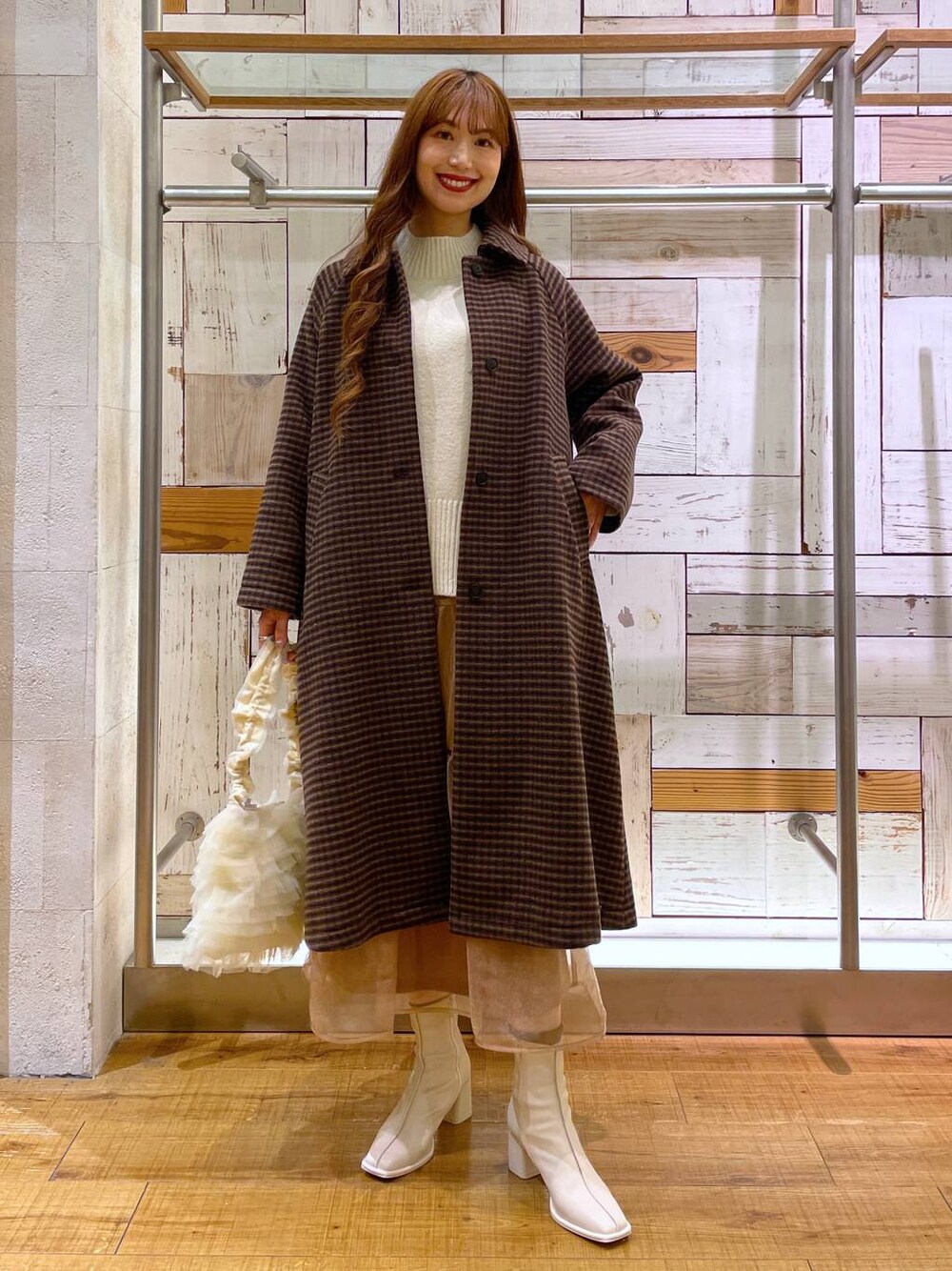 「高身長、きれいめ、体型カバー、ローリーズスタイル_LOWRYS FARM、公認インフルエンサー_LOWRYS FARM、大人女子カジュアル_LOWRYS FARM、どっと変わっちゃえ、LOWRYS FARM、ニット、冬コーデ、モテ、アウター、コート、ブーツ、ショルダーバッグ」｜「LOWRYS FARMのメリノウールステンコート　906737（ノーカラーコート、ブラウン系）」を使った、ゆっぽんさん（レディース・172cm）の冬コーディネートの1枚目の写真