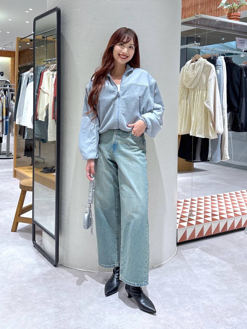 「高身長、きれいめ、体型カバー、LOWRYS FARM、デニムパンツ、ワイドパンツ、Me%、大人女子カジュアル_LOWRYS FARM、公認インフルエンサー_LOWRYS FARM、ローリーズスタイル_LOWRYS FARM、ブーツ、ショートブーツ、秋コーデ、冬コーデ、シンプルコーデ」｜「LOWRYS FARMのＣＯＮＥ／ワイドストレートパンツ　 131356（デニムパンツ、ブルー系）」を使った、ゆっぽんさん（レディース・172cm）の秋コーディネートの1枚目の写真