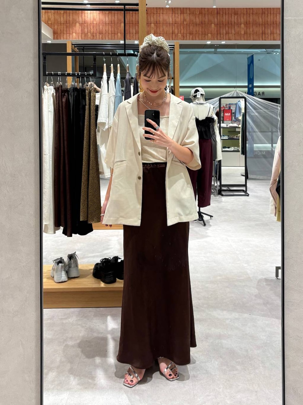「夏コーデ、ジャケット、ロングスカート、LOWRYS FARM、ローリーズスタイル_LOWRYS FARM、公認インフルエンサー_LOWRYS FARM、大人女子カジュアル_LOWRYS FARM、高身長、きれいめ、体型カバー、大人カジュアル、デートコーデ、サンダル、キャミソール、ヘアアクセサリー」｜「LOWRYS FARMのホップサックジャケットＳＳ253196（テーラードジャケット、ホワイト系）」を使った、ゆっぽんさん（レディース・172cm）の夏コーディネートの1枚目の写真