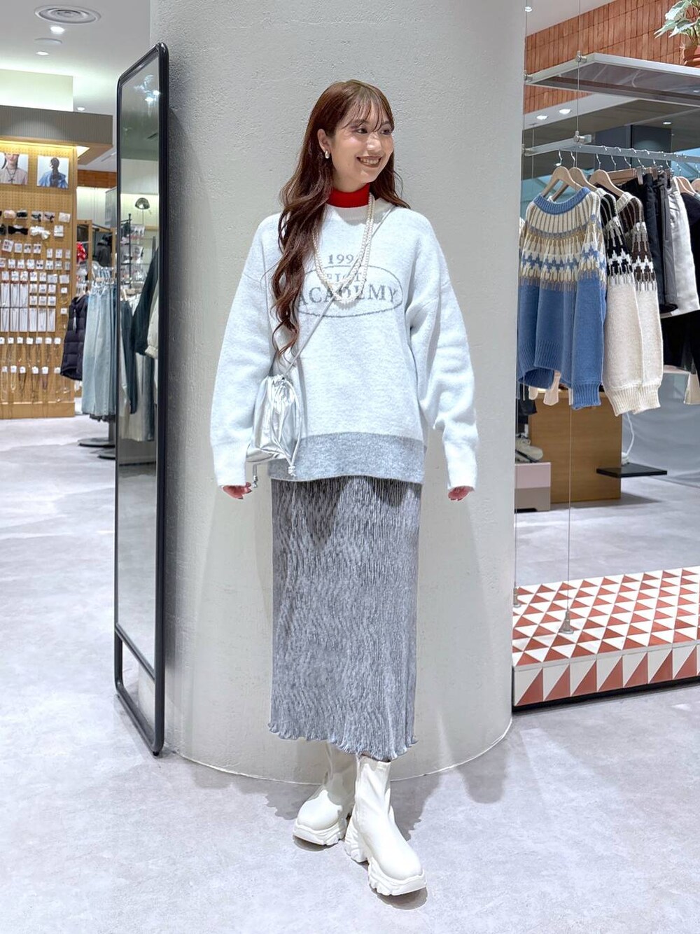 「高身長、きれいめ、体型カバー、LOWRYS FARM、冬コーデ、ニット、ロングスカート、着痩せ、着痩せ・細見え、楽ちんコーデ、大人カジュアル、ブーツ、厚底シューズ、ショルダーバッグ、ローリーズスタイル_LOWRYS FARM」｜「LOWRYS FARMのカラータートルニットＬＳ 116685（ニット/セーター、レッド系）」を使った、ゆっぽんさん（レディース・172cm）の秋コーディネートの1枚目の写真
