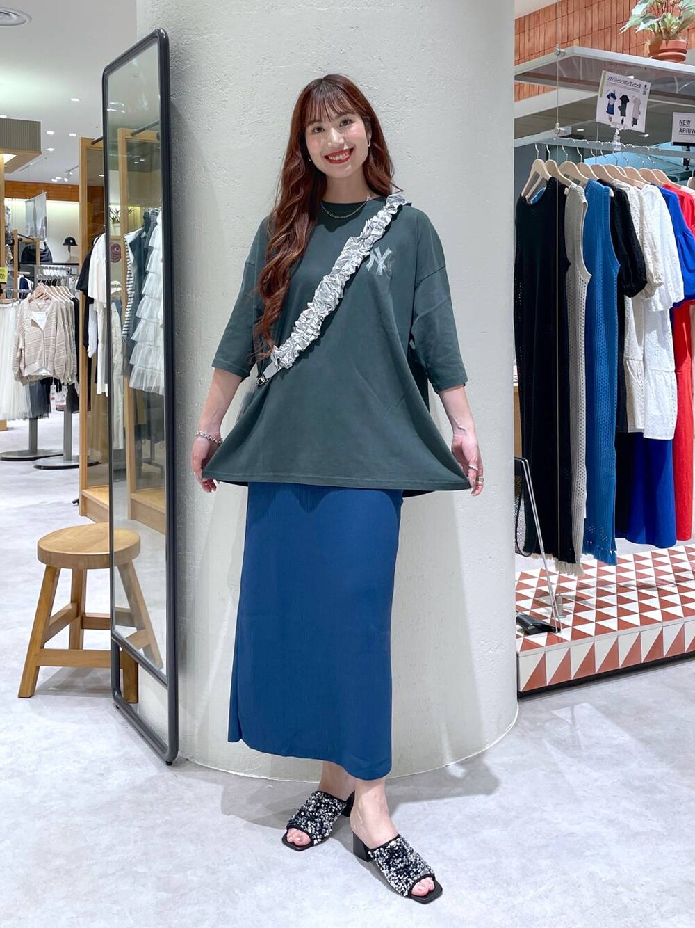 「ユニセックス、Tシャツ、夏コーデ、Me%、モバイルグッズ_Me%、LOWRYS FARM、サンダル、ロングスカート、大人カジュアル、大人女子カジュアル_LOWRYS FARM、ローリーズスタイル_LOWRYS FARM、公認インフルエンサー_LOWRYS FARM、オーバーサイズ、ゆったり、楽ちんコーデ」｜「LOWRYS FARMのカットリブタイトスカート　103920（スカート、ブルー系）」を使った、ゆっぽんさん（レディース・172cm）の春コーディネートの1枚目の写真