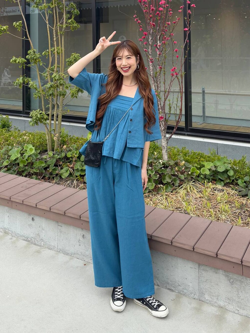 「高身長、きれいめ、体型カバー、LOWRYS FARM、Me%、ショルダーバッグ、セットアップ、春コーデ、夏コーデ、シャツ、キャミソール、ワイドパンツ、ゆったり、楽ちんコーデ、おでかけ」｜「Me%のメタルメッシュポーチショルダー　103417（ショルダーバッグ、ブラック系）」を使った、ゆっぽんさん（レディース・172cm）の春コーディネートの1枚目の写真
