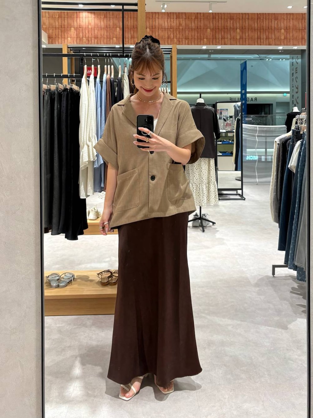 「夏コーデ、LOWRYS FARM、サンダル、着痩せ・細見え、着痩せ、ジャケット、ジャケットスタイル、ロングスカート、ヘアアクセサリー、デートコーデ、大人カジュアル、大人女子カジュアル_LOWRYS FARM、公認インフルエンサー_LOWRYS FARM、ローリーズスタイル_LOWRYS FARM、高身長」｜「LOWRYS FARMのストレッチサテンスカート　 290120（スカート、ブラウン系）」を使った、ゆっぽんさん（レディース・172cm）の夏コーディネートの1枚目の写真