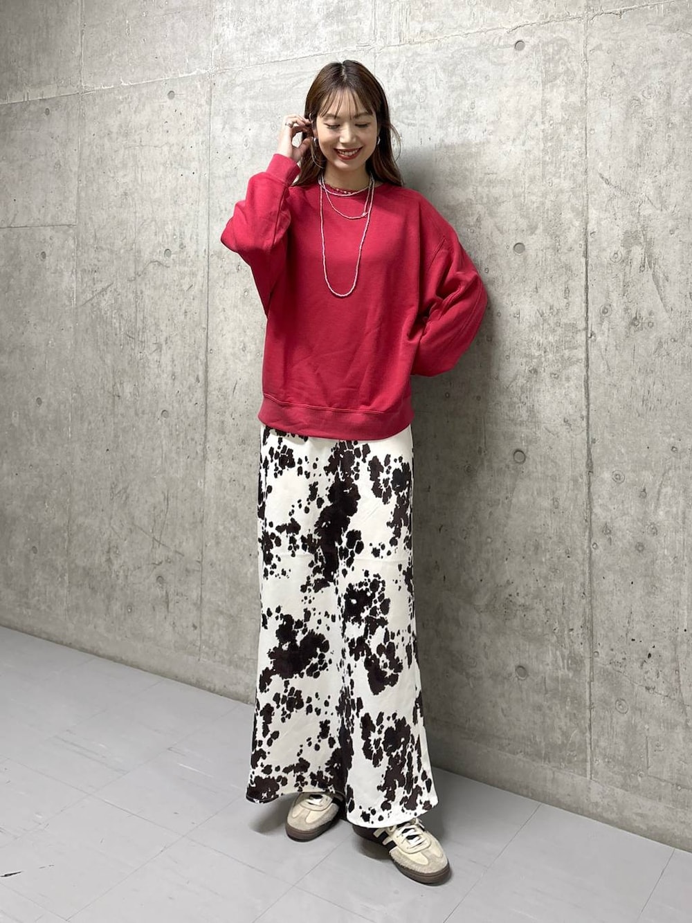 その他のスカート、レッド系のスウェットを着用したレディースの秋コーディネートの1枚目の写真