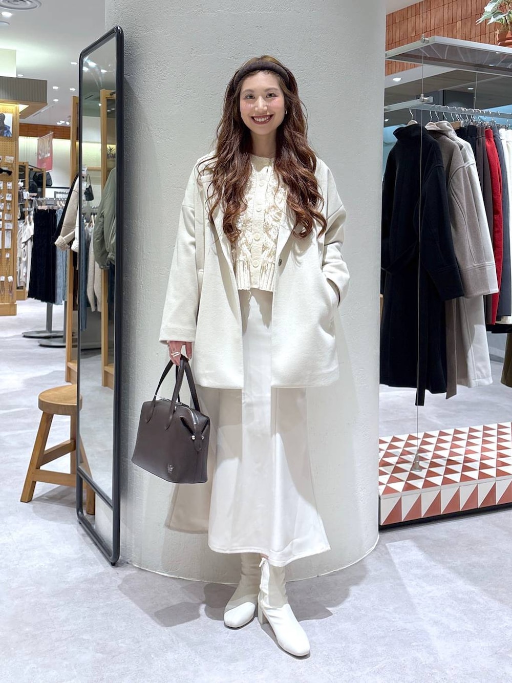 「高身長、きれいめ、体型カバー、ロングスカート、デートコーデ、LOWRYS FARM、カーディガン、モテ、ワントーン、ボストンバッグ、ローリーズスタイル_LOWRYS FARM、公認インフルエンサー_LOWRYS FARM、大人女子カジュアル_LOWRYS FARM、ブーツ、ショートブーツ」｜「LOWRYS FARMのダブルフェイスユルジャケット 116453（チェスターコート、ホワイト系）」を使った、ゆっぽんさん（レディース・172cm）の冬コーディネートの1枚目の写真