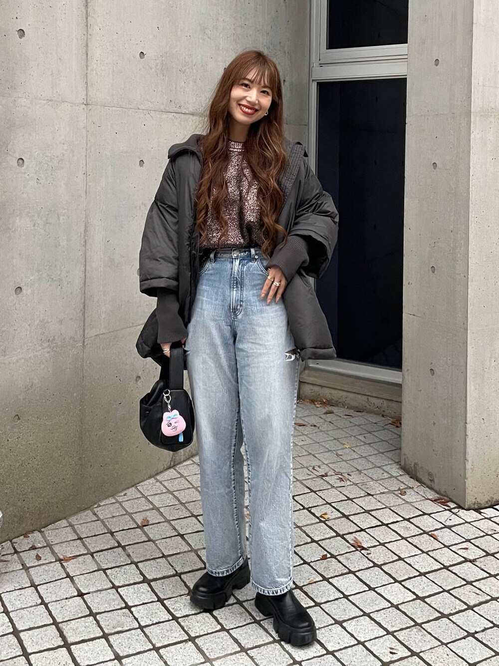 「きれいめ、体型カバー、ブランドミックス、JEANASIS、LOWRYS FARM、どっと変わっちゃえ、アウター、ニット、ブーツ、ショートブーツ、高身長、デニムパンツ、冬コーデ、ゆったり、楽ちんコーデ」｜「LOWRYS FARMのストレッチスニーカーブーツ　345671（ブーツ、ブラック系）」を使った、ゆっぽんさん（レディース・172cm）の冬コーディネートの1枚目の写真