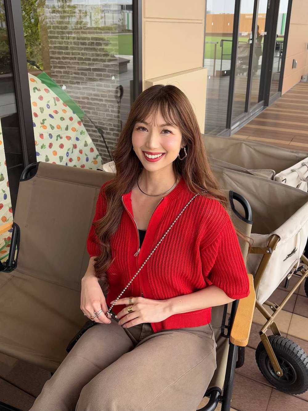 「高身長、きれいめ、体型カバー、デニムパンツ、夏コーデ、ネックレス、LOWRYS FARM、ローリーズスタイル_LOWRYS FARM、公認インフルエンサー_LOWRYS FARM、大人女子カジュアル_LOWRYS FARM、大人カジュアル、カーディガン、Me%、ショルダーバッグ、休日コーデ」｜「Me%のメタルメッシュポーチショルダー　103417（ショルダーバッグ、ブラック系）」を使った、ゆっぽんさん（レディース・172cm）の春コーディネートの1枚目の写真