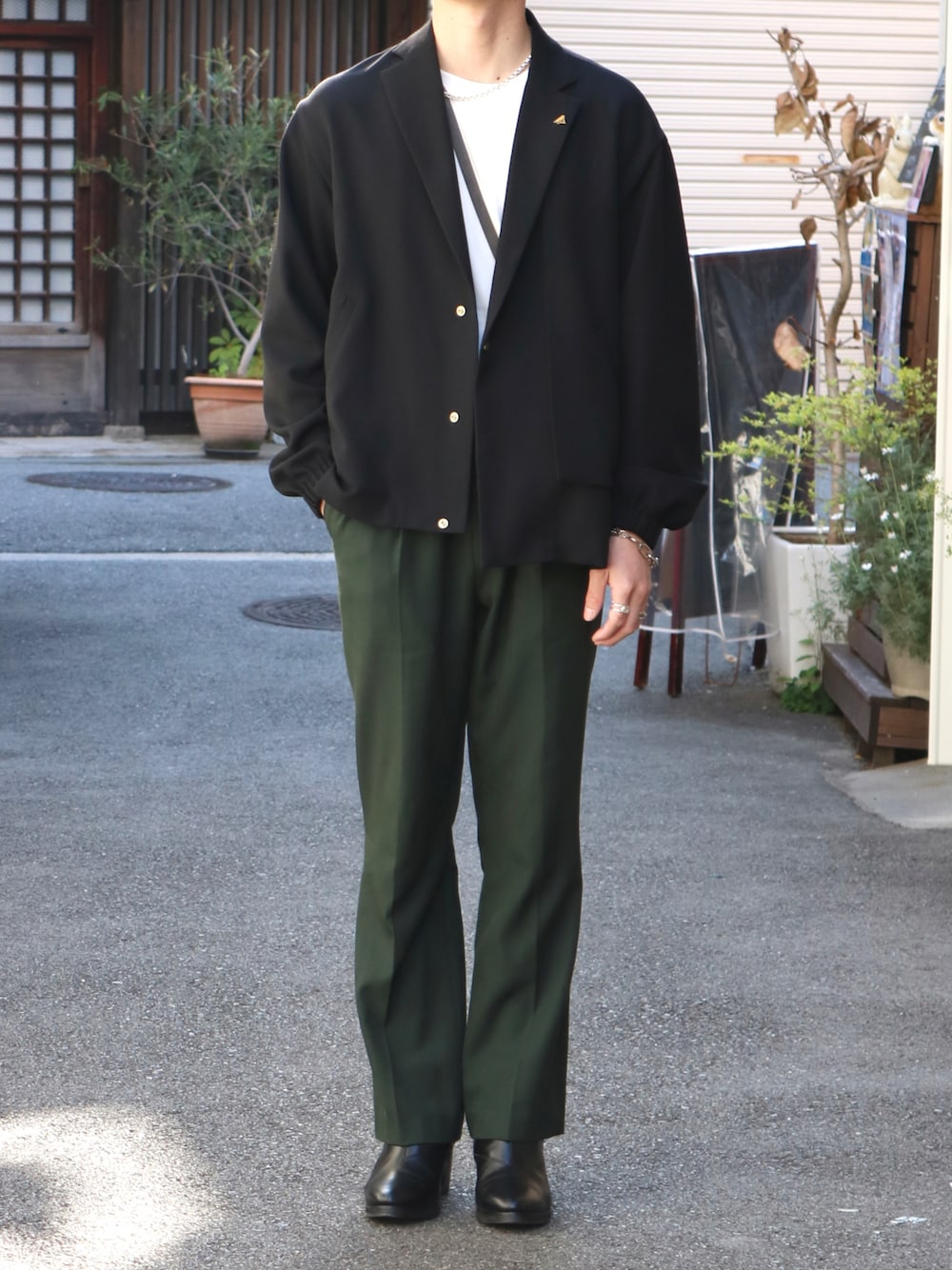 「ootd、休日スタイル、シンプルコーデ、キレイめコーデ、きれいめカジュアル、ジャケットコーデ、カラー×コーデ、春コーデ、フォーマル、テーラードジャケット、黒ジャケット、スラックス、カラーパンツ、ブーツ、ショルダーバッグ」｜「endeviceの【endevice / エンデヴァイス】サイドジップ ヒールブーツ / ドレスブーツ（ブーツ、ブラック系）」を使った、Yugaさん（メンズ・176cm）の夏コーディネートの1枚目の写真