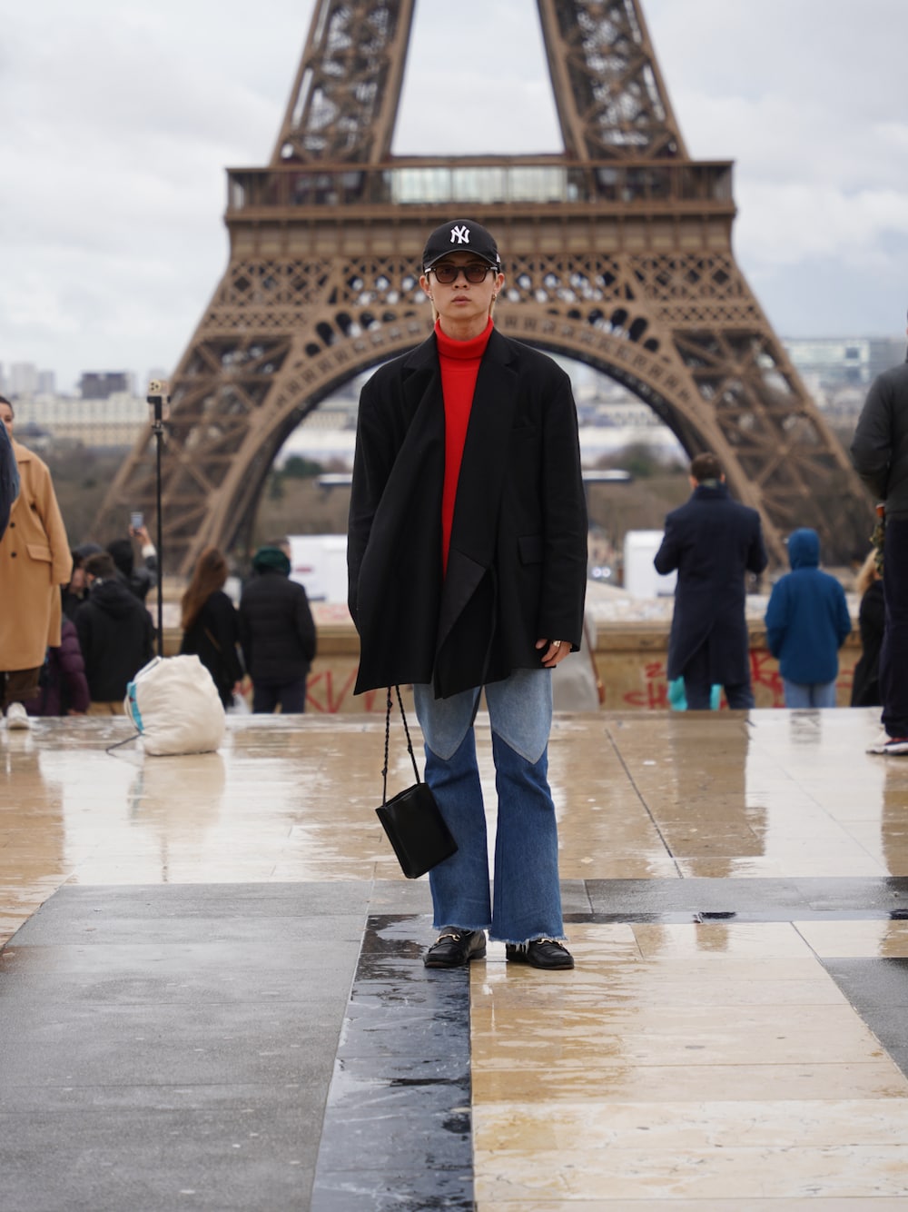 「ootd、PARIS、冬コーデ、美術館コーデ、ジャケットスタイル、デニムコーデ、キレイめコーデ、きれいめカジュアル、テーラードジャケット、赤ニット、タートルネック、デニム、ローファー、レザーバッグ、キャップ」｜「meiasのアイテム（ニット/セーター、レッド系）」を使った、Yugaさん（メンズ・176cm）の春コーディネートの1枚目の写真
