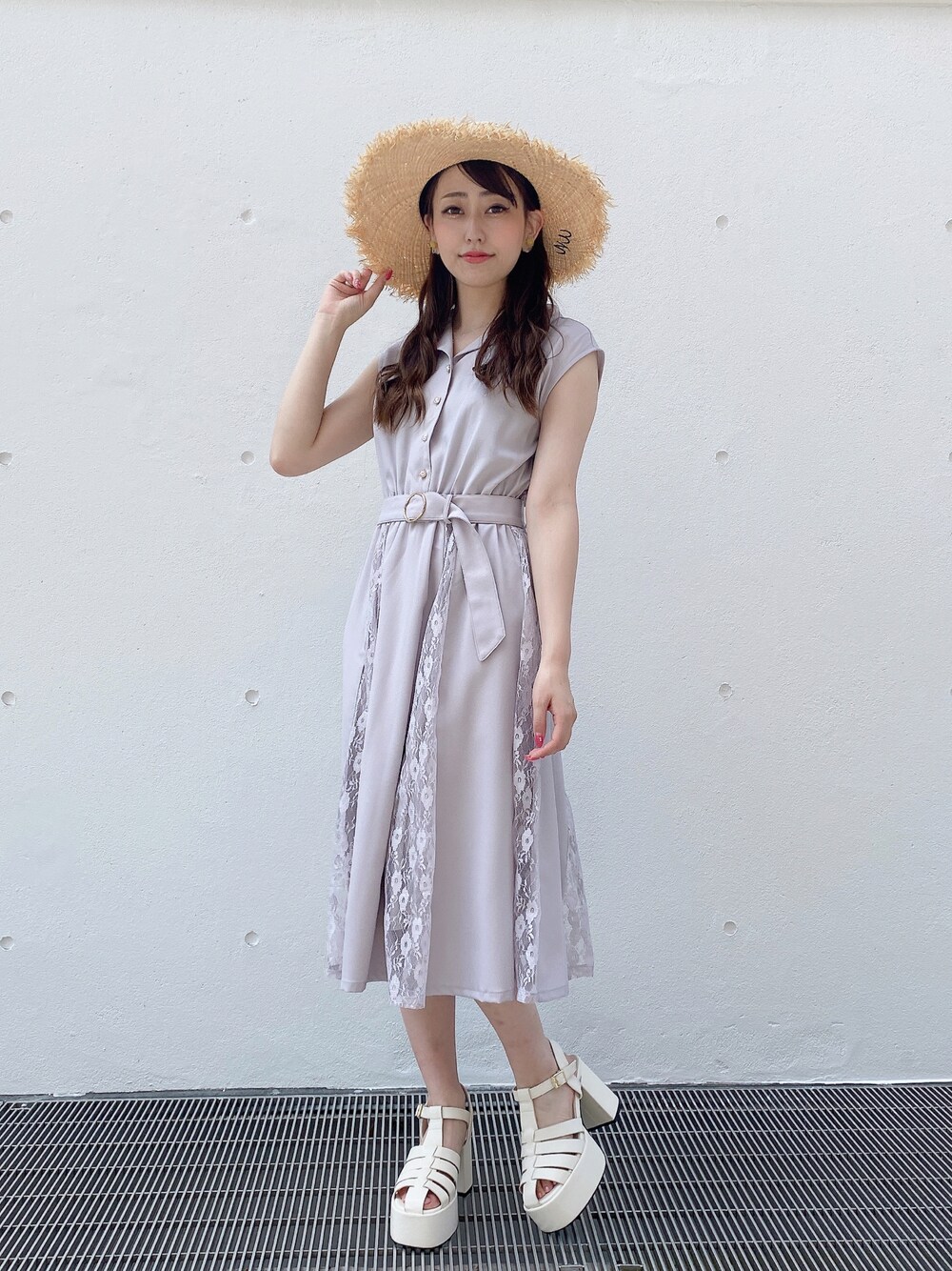 パープル系のワンピースを着用したレディースの春コーディネートの1枚目の写真