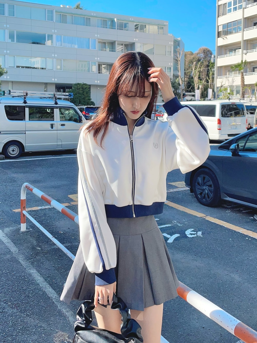 「春のおしゃ見えテクニック、休日スタイル、春服コーデ、カジュアルスタイル、トラックジャケット、ジャージ、学生コーデ、スポーツミックス、one way、ワンウェイ」｜「one wayのトラックジャケット（その他アウター、ホワイト系）」を使った、onewayさん（レディース・167cm）の春コーディネートの1枚目の写真