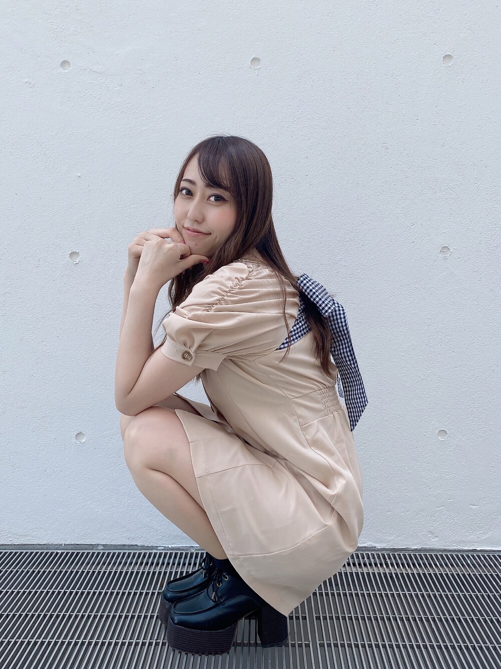 ホワイト系のワンピースを着用したレディースの春コーディネートの1枚目の写真