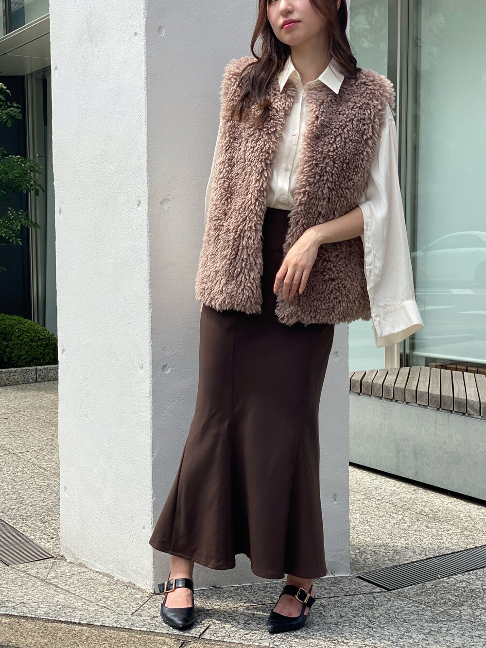 「秋先取りコーデ、大人女子、秋服準備はじめました、マーメイドスカート、ロングスカート、ブラウン、ファーベスト、スリットシャツ、レイヤードスタイル、one way、ワンショルダー、NOMAE」｜「NOMAEのシンプルハイウエストマーメイドスカート（スカート、ブラウン系）」を使った、onewayさん（レディース・162cm）の秋コーディネートの1枚目の写真