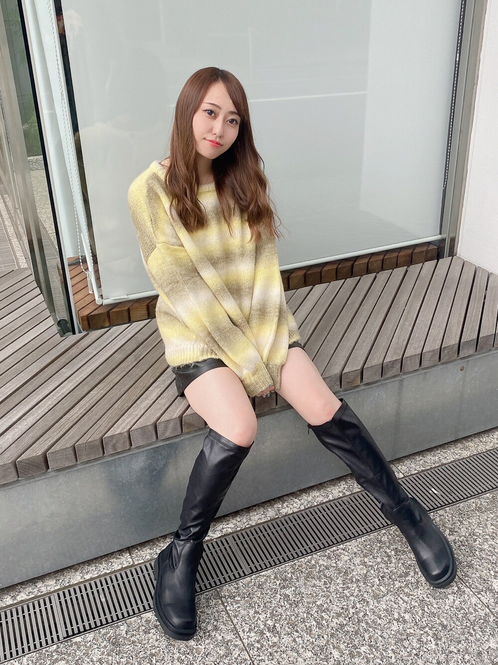 イエロー系のカーディガン/ボレロを着用したレディースの夏コーディネートの1枚目の写真