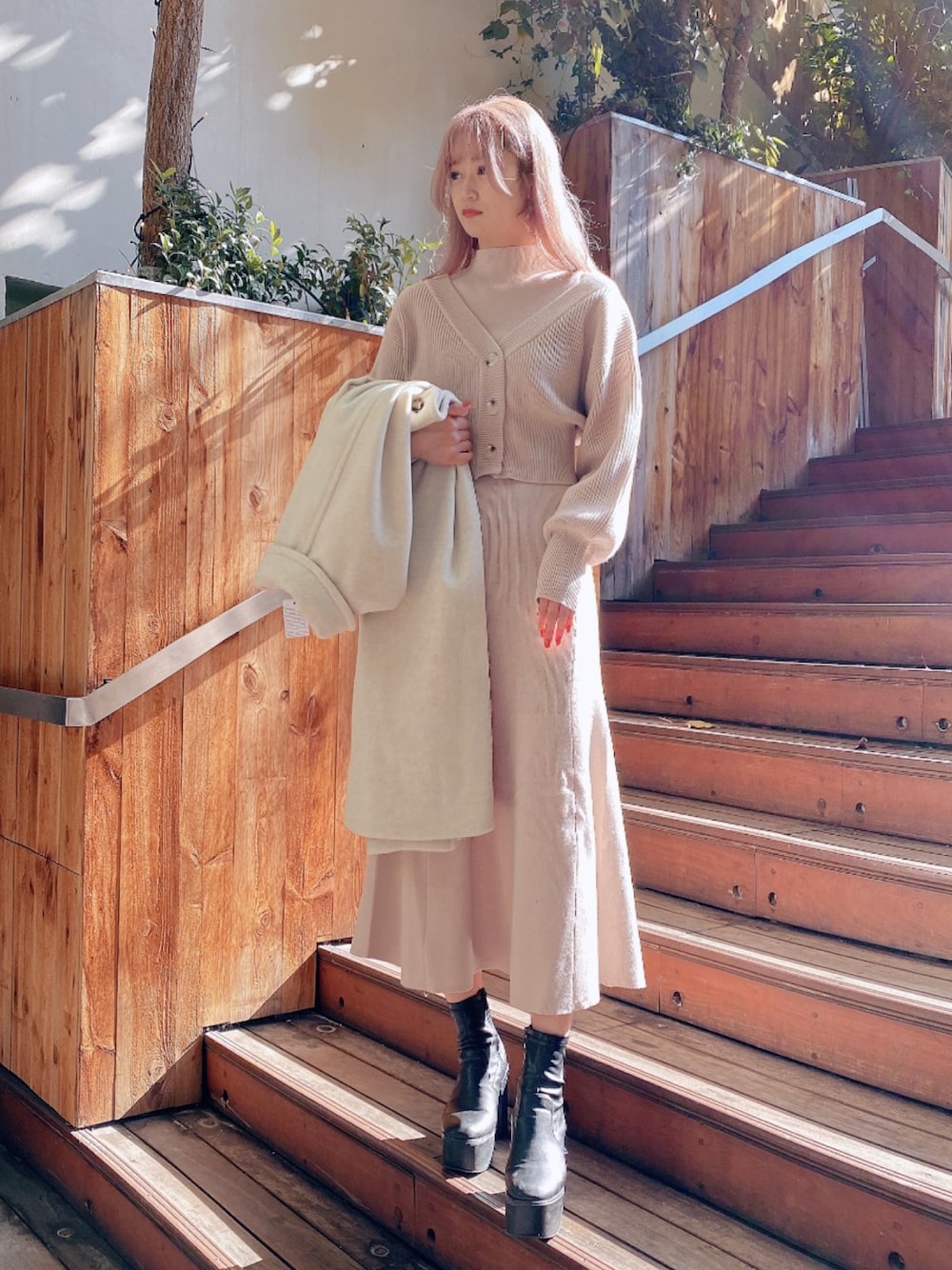 「オトナ女子、休日コーデ、秋冬、オーバーサイズ、ロングコート、ワンピース、ニットワンピース、デート、クリスマスコーデ、one way、ワンウェイ、NOMAE」｜「NOMAEのカーデレイヤードニットワンピース（ワンピース、ピンク系）」を使った、onewayさん（レディース・164cm）の冬コーディネートの1枚目の写真