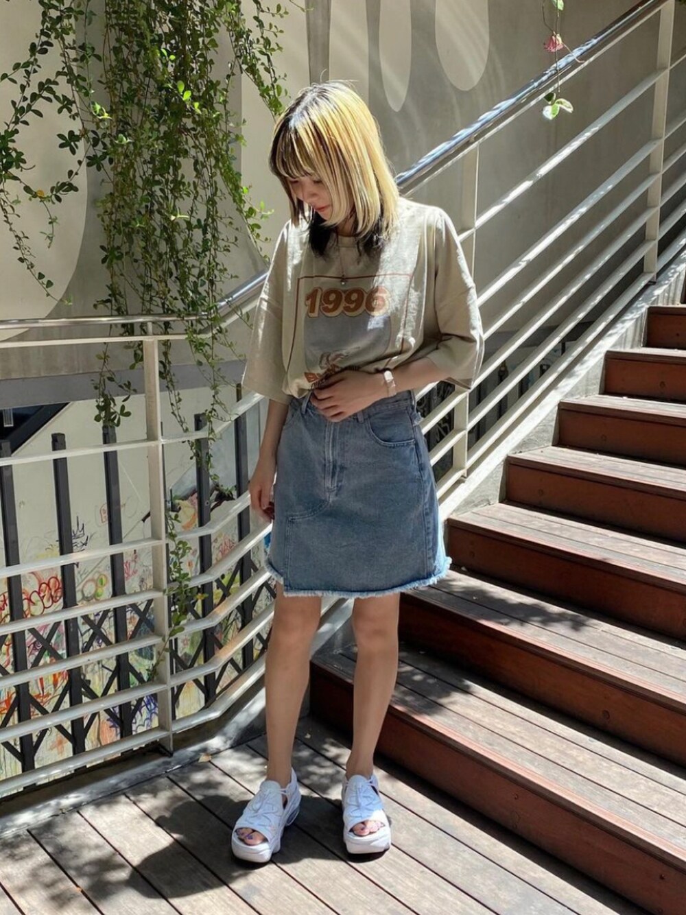 ホワイト系のTシャツ/カットソー、ブルー系のデニムスカートを着用したレディースの夏コーディネートの1枚目の写真